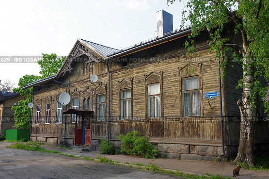 "Жилой дом". Карелия, Сортавала, улица Советских Космонавтов, 14 (2019 год). Редакционное фото, фотограф Алексей Иванов / Фотобанк Лори