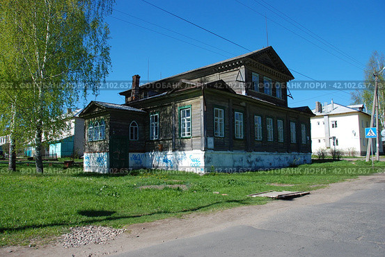 Жилой дом Поповых (позднее - мужская гимназия, конец XIX века, памятник архитектуры). Улица Карла Либкнехта, 21/7. Город Мышкин. Мышкинский район. Ярославская область. Россия (2010 год). Стоковое фото, фотограф lana1501 / Фотобанк Лори