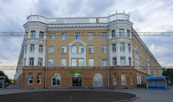 Жилой дом с магазинами. Карелия, Петрозаводск, проспект Карла Маркса, 12 / улица Куйбышева, 1 (2021 год). Редакционное фото, фотограф Алексей Иванов / Фотобанк Лори
