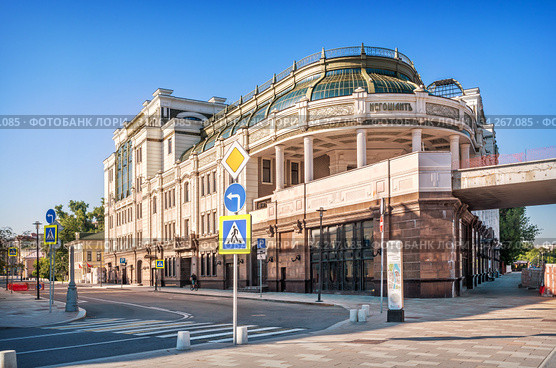 Жилой комплекс "Негоциант" на Якиманской набережной в Москве (2020 год). Редакционное фото, фотограф Baturina Yuliya / Фотобанк Лори