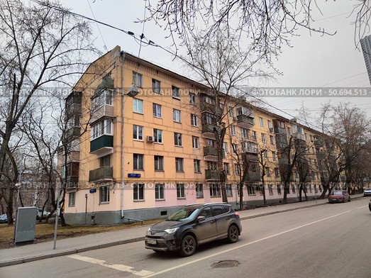 Жилой пятиэтажный дом советской постройки в зимний день. Редакционное фото, фотограф Мария Сергеева / Фотобанк Лори