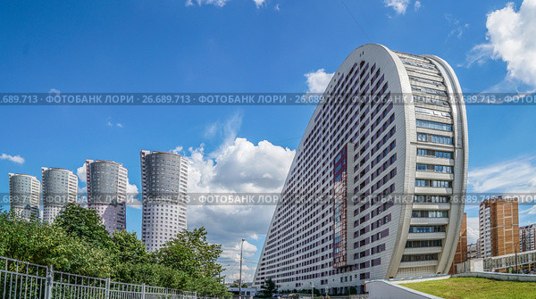 Жилые дома на улице Гризодубовой в Москве. "Дом-капля" (2017 год). Редакционное фото, фотограф Виктор Тараканов / Фотобанк Лори