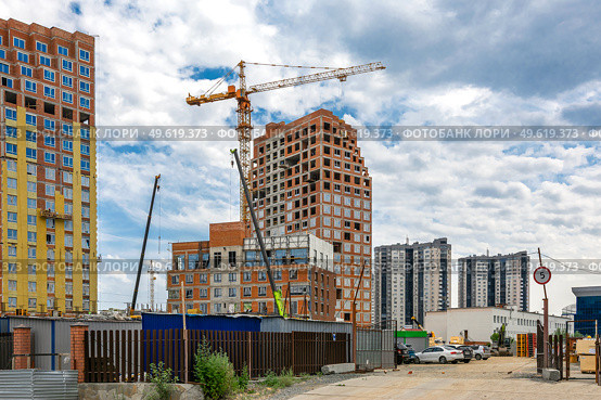 Жилые дома строятся в новом районе Челябинска. Редакционное фото, фотограф Александр Бушков / Фотобанк Лори