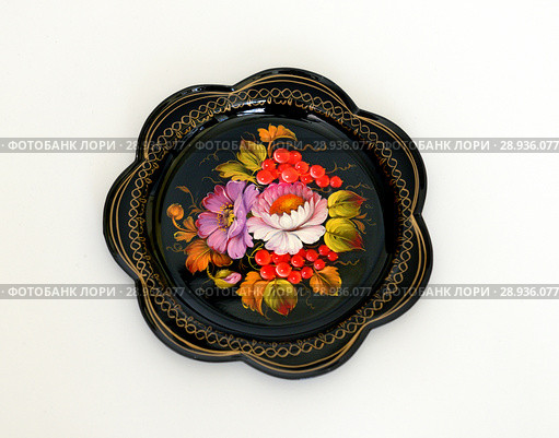 Zhostovo painting, old Russian folk handicraft of painting on metal trays.Tray with flowers and berries of mountain ash. Русские народные промыслы и ремесла (2018 год). Редакционное фото, фотограф Валерия Попова / Фотобанк Лори