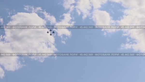 ZHUKOVSKY, RUSSIA - JULY 22, 2021 The aerobatic team performs group aerobatics on four planes at the MAKS 2021 Airshow. Редакционное видео, видеограф Кутина Татьяна / Фотобанк Лори