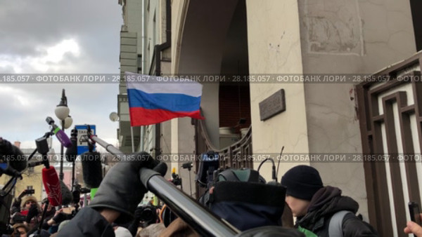 Журналисты на открытии памятной доски на доме, в котором жил российский политик Б. Немцов, на улице Малой Ордынке (2018 год). Редакционное видео, видеограф Кузнецов Максим / Фотобанк Лори