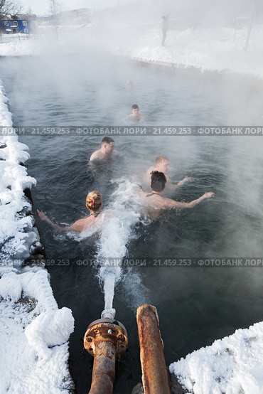 Зимнее купание в бассейне с термальной водой (2013 год). Редакционное фото, фотограф А. А. Пирагис / Фотобанк Лори