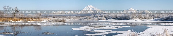 Зимний пейзаж с вулканами Корякский и Авачинский, панорама. Камчатка. Стоковое фото, фотограф Ирина Игумнова / Фотобанк Лори