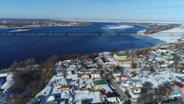 Зимний провинциальный город на реке. Съемка с дрона. Волга, Городец, март (2023 год). Стоковое видео, видеограф Евгений Ковалев / Фотобанк Лори
