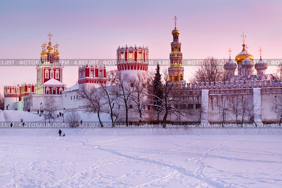 Зимний вид на Новодевичий монастырь во время заката, Москва, Россия (2013 год). Стоковое фото, фотограф Николай Винокуров / Фотобанк Лори