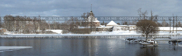 Зимняя панорама со старинной крепостью Корела. Приозерск, Россия (2021 год). Редакционное фото, фотограф Виктор Карасев / Фотобанк Лори