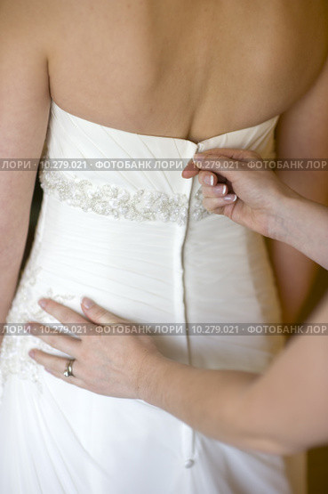 zipping up the wedding dress. Стоковое фото, фотограф Lee Avison / PantherMedia / Фотобанк Лори