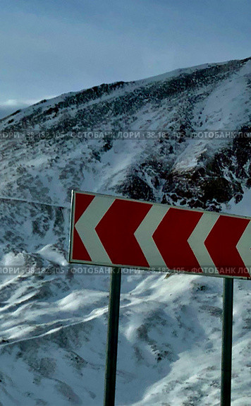 Знак "Поворт налево" в горах. Сложность дороги в гоарх. Стоковое фото, фотограф Ярославский Максим / Фотобанк Лори