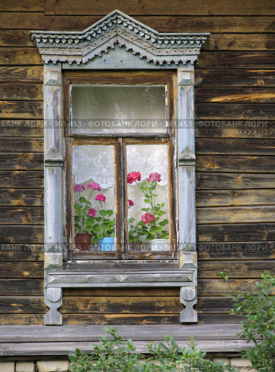 Золотое кольцо. Мышкин на Волге. Окошко с геранями. (2008 год). Стоковое фото, фотограф Т. З. / Фотобанк Лори