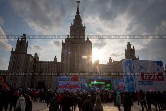 Зрители на митинге-концерте в честь третьей годовщины присоединения Крыма к России в рамках фестиваля "Весна" на Воробьевых горах в городе Москве, Россия (2017 год). Редакционное фото, фотограф Николай Винокуров / Фотобанк Лори