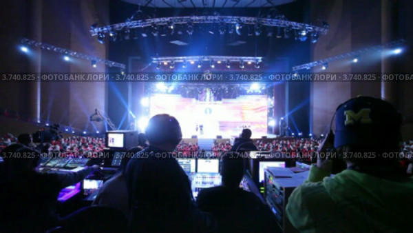 Зрители смотрят церемонию награждения Big Digit - 2011. Редакционное видео, видеограф Losevsky Pavel / Фотобанк Лори
