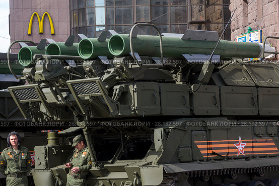 ЗРК "БУК-М1" на Тверской улице перед началом военного парада на Красной площади, посвященного 70-й годовщине Победы в Великой Отечественной войне, в городе Москве, Россия, 9 мая 2015. Редакционное фото, фотограф Николай Винокуров / Фотобанк Лори