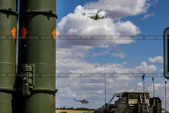 ЗРК С-300 или С-400 и вертолеты Ка-52 и Ми-8. Военная техника ВКС РФ. (2019 год). Редакционное фото, фотограф Евгений Зимин / Фотобанк Лори