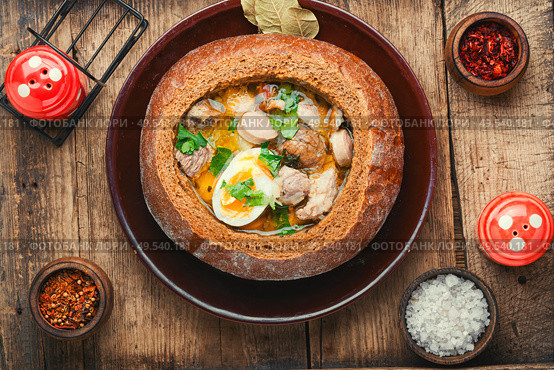 Zurek traditional Polish soup,in a loaf of bread.National dish of Polish cuisine.. Zurek polish soup. Стоковое фото, агентство Ingram Publishing / Фотобанк Лори