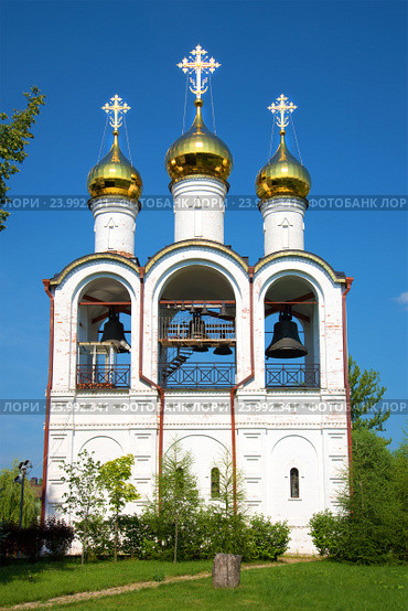 Звонница Свято-Никольского Переславского женского монастыря крупным планом солнечным июльским днем. Переславль-Залесский, Золотое кольцо России (2016 год). Стоковое фото, фотограф Виктор Карасев / Фотобанк Лори